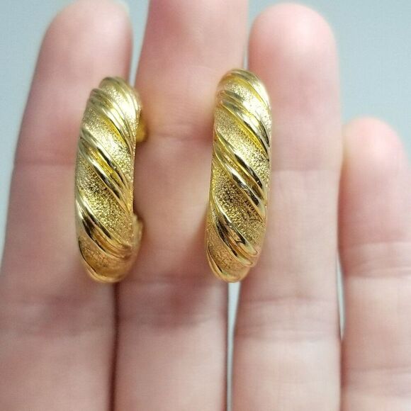 Vintage Monet Gold Tone Clip On Hoop Earrings, Spiral Texture Design, Signed - Picture 8 of 8